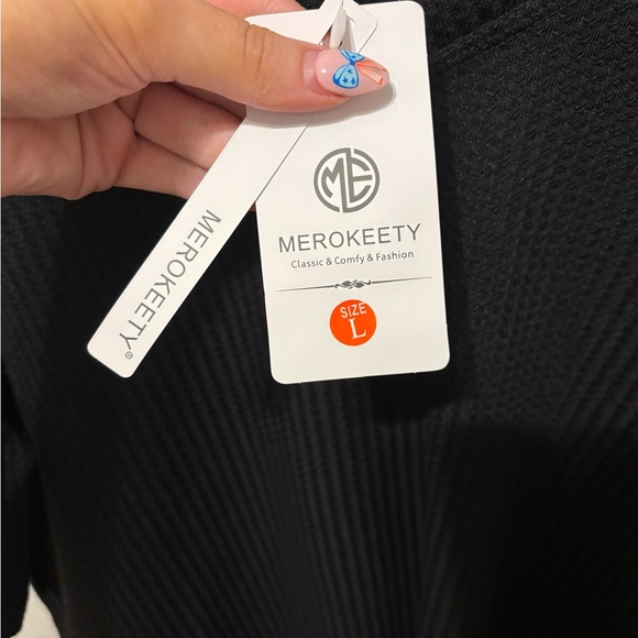 Black Textured Short Sleeve V Neck Top - Picture 6 of 7